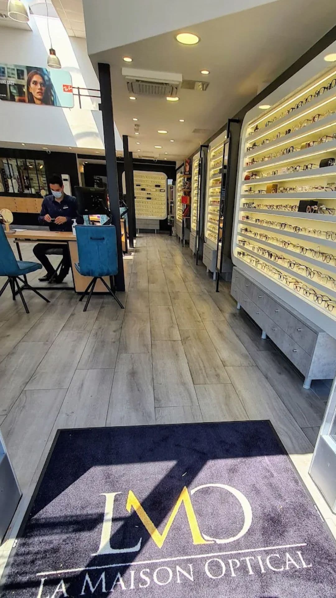 Espace conseil et montures à La Maison Optical Cannes